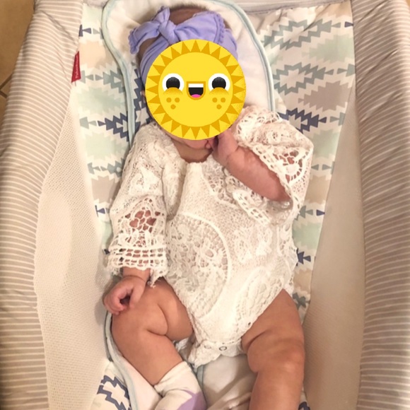 White lace long sleeved onesie size 70 (6-9 month) - Picture 4 of 5